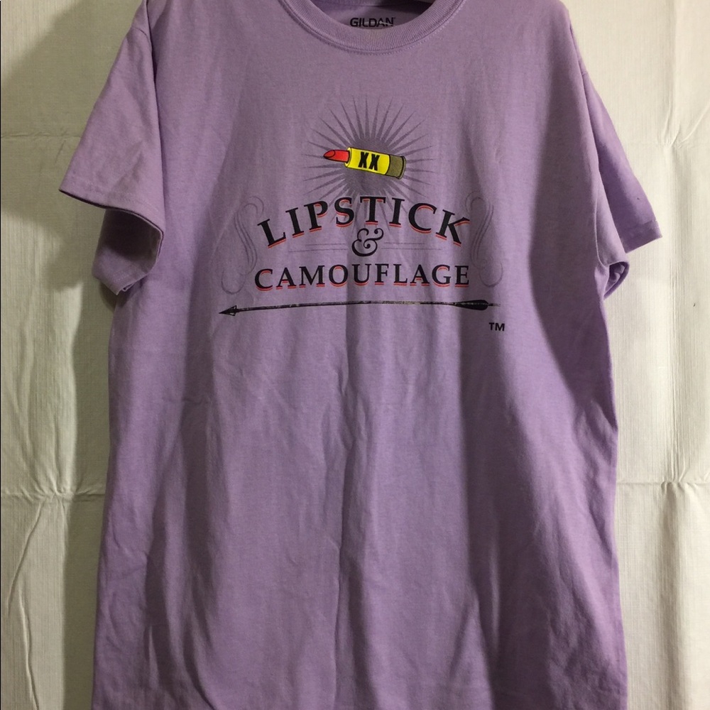 Graphic tee lipstick and camo ladies sz  med